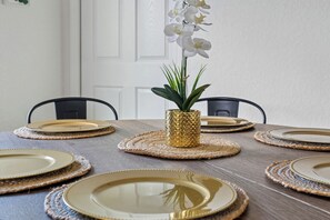 Dining - Your Inner-City Sanctuary: 3BR/2BA Near Riverwalk (San Antonio)