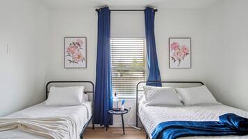 4 bedrooms, iron/ironing board, WiFi, bed sheets