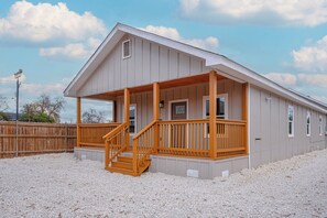 Exterior detail - Your Inner-City Sanctuary: 3BR/2BA Near Riverwalk (San Antonio)