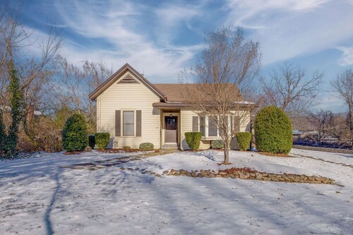 Historic 1890's Home on the Doe RIver, King beds, New remodel, Great location!