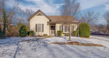 Historic 1890's Home on the Doe RIver, King beds, New remodel, Great location!
