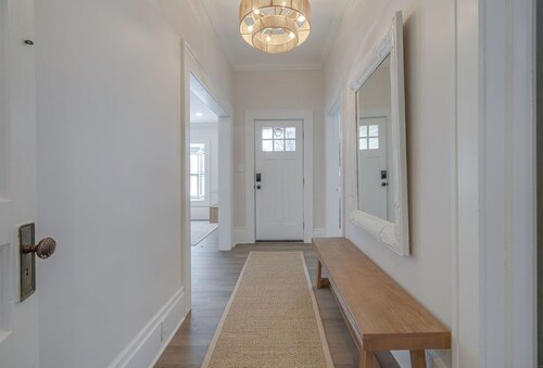 Historic 1890's Home on the Doe RIver, King beds, New remodel, Great location!