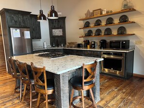 Private kitchen - Serene 3-bedroom cabin in Elk Park perfect for relaxing getaways (Elk Park)
