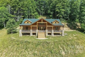 Exterior - Serene 3-bedroom cabin in Elk Park perfect for relaxing getaways (Elk Park)