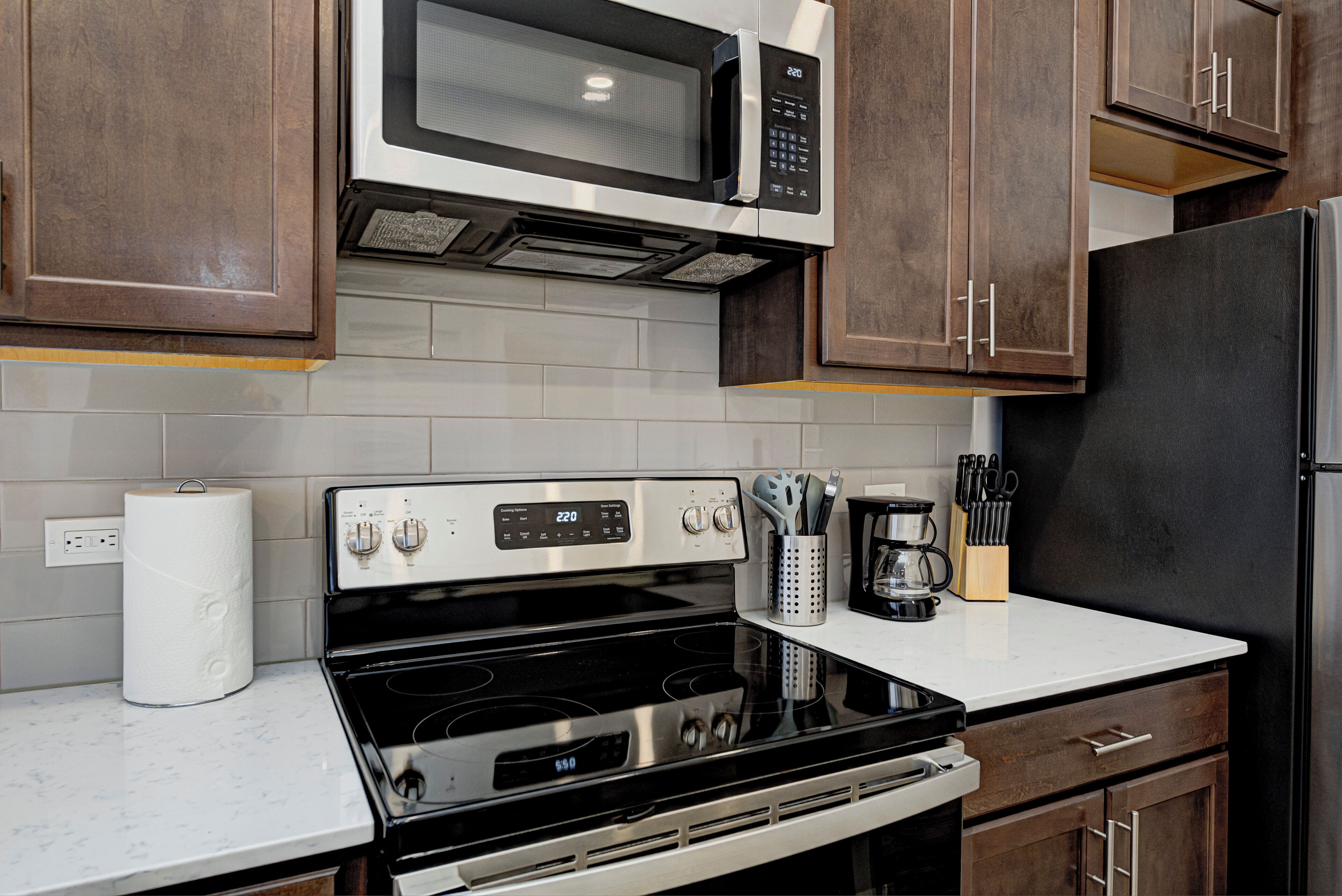 Réfrigérateur, micro-ondes, four, plaque de cuisson