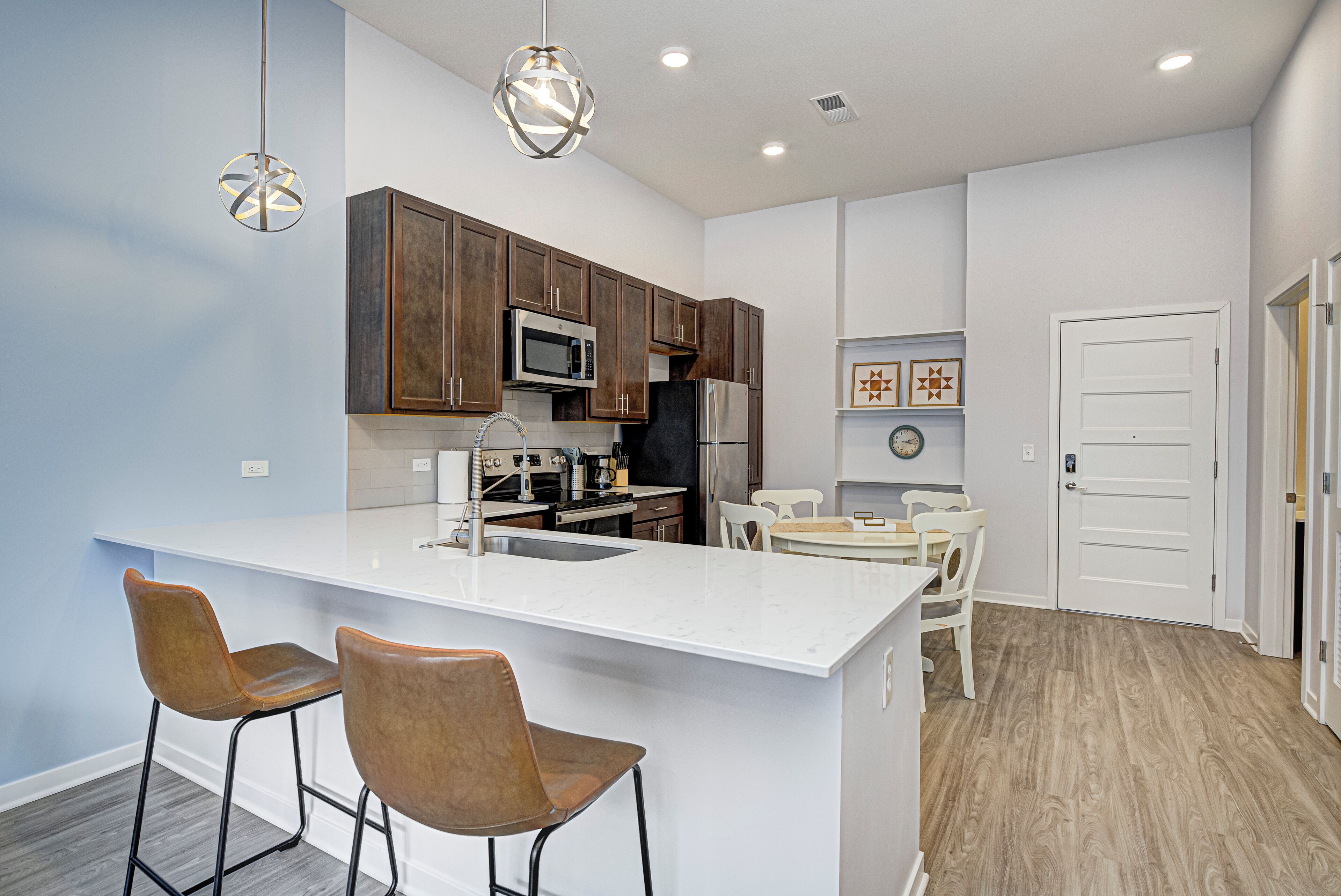 Réfrigérateur, micro-ondes, four, plaque de cuisson