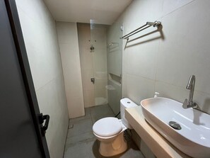Familiekamer, 2 queensize bedden, niet-roken, airconditioning | Badkamer | Een douche, handdoeken, zeep