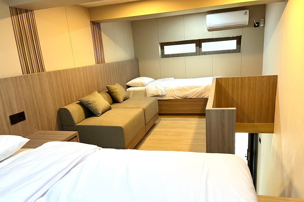 Family Room, Multiple Beds, Non Smoking, Air conditioning | Desk
