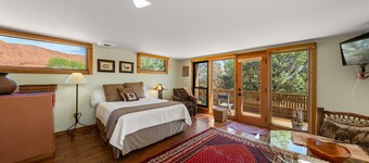 Elevated studio in the Kayenta Art Village W/Views of the red rock cliffs.