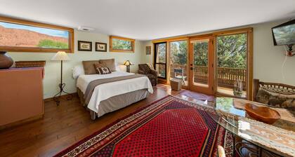 Elevated studio in the Kayenta Art Village W/Views of the red rock cliffs.