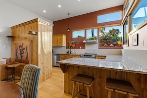 Fridge, microwave, oven, stovetop - 2 bed 2 bath in the Kayenta Art Village W/Views of the red rock cliffs. (Ivins)