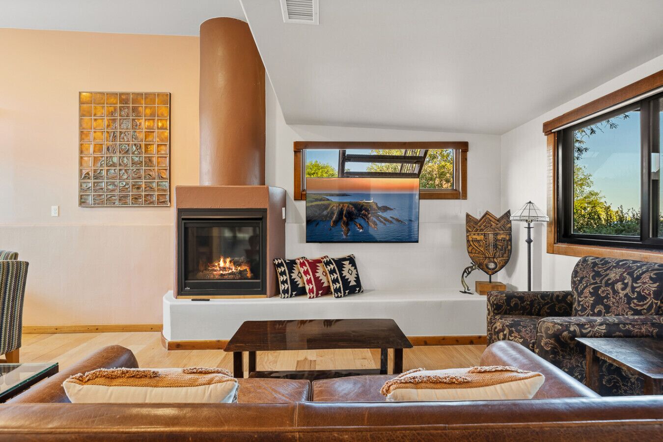 TV, fireplace