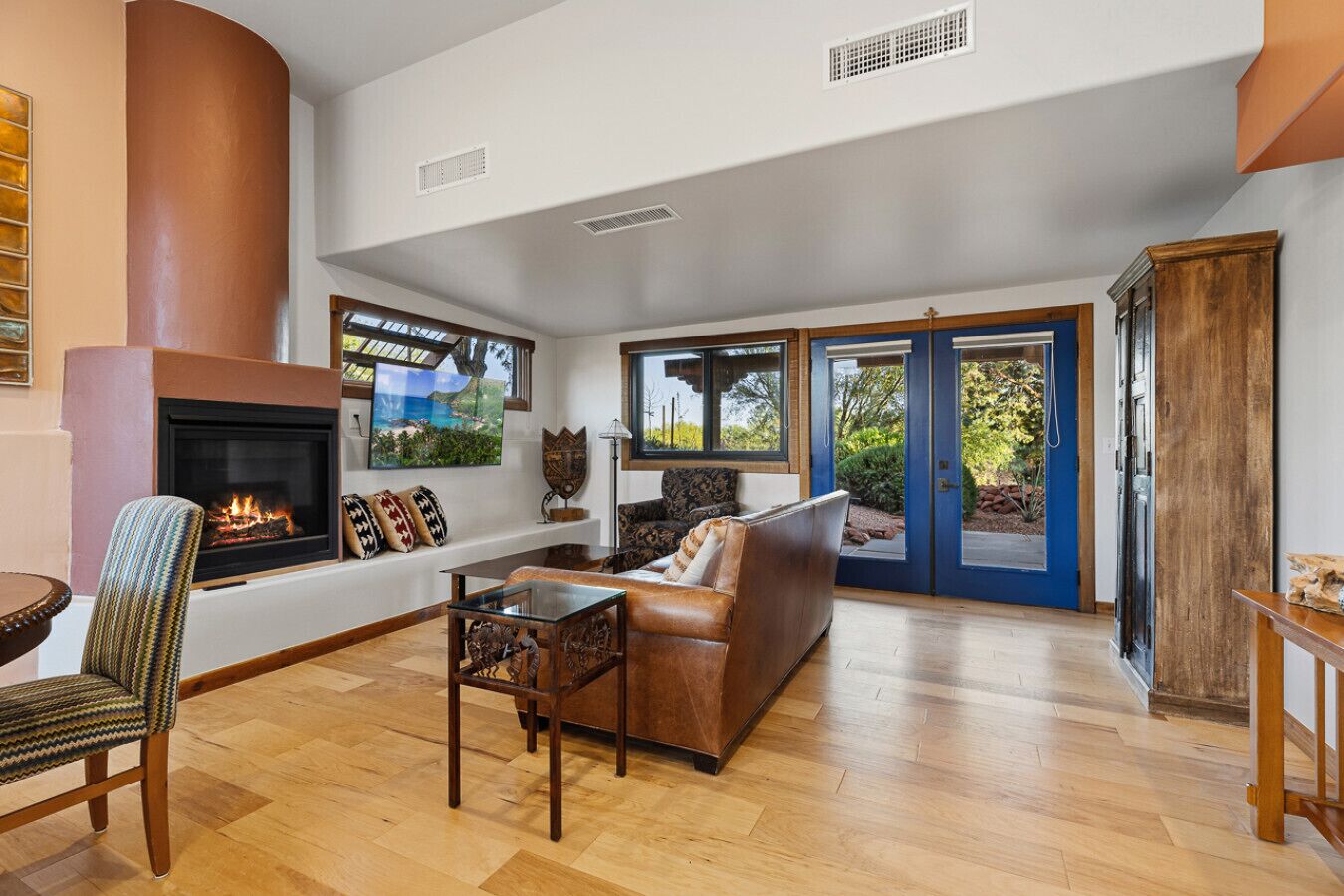TV, fireplace