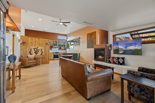 2 bed 2 bath in the Kayenta Art Village W/Views of the red rock cliffs.