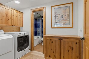 Interior - 2 bed 2 bath in the Kayenta Art Village W/Views of the red rock cliffs. (Ivins)