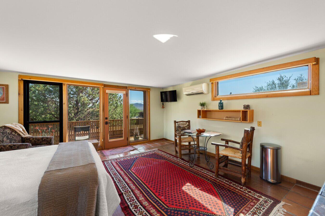 Een strijkplank/strijkijzer, wifi, beddengoed