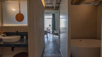 Haartrockner, Bidet, Handtücher, Seife