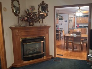 Dining - 3BR Family Home in Manchester, VT -Near Downtown, Outlets & Ski Resorts (Manchester)