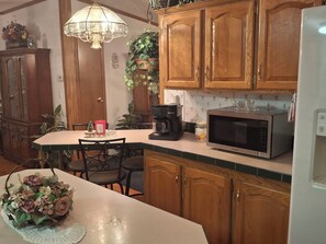 Dining - 3BR Family Home in Manchester, VT -Near Downtown, Outlets & Ski Resorts (Manchester)