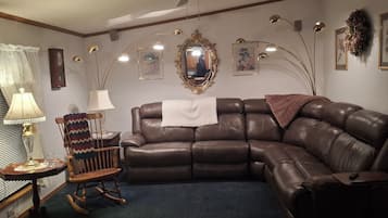 Een televisie en een open haard