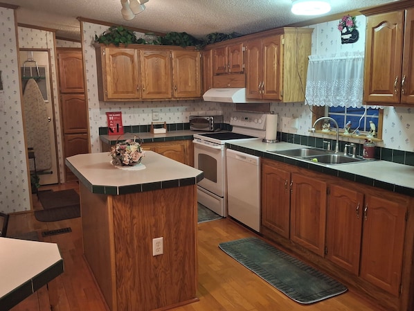 Micro-ondes, four, plaque de cuisson, lave-vaisselle