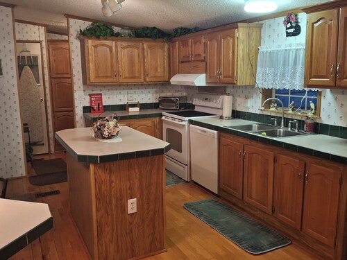 3BR Family Home in Manchester, VT -Near Downtown, Outlets & Ski Resorts