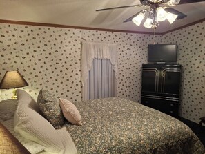 3 bedrooms, iron/ironing board, WiFi, bed sheets - 3BR Family Home in Manchester, VT -Near Downtown, Outlets & Ski Resorts (Manchester)