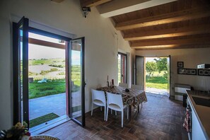Dining - Comfortable vacation home in the vineyards. Wheelchair accessible, pet friendly! (Marche)