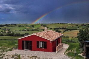 Exterior - Comfortable vacation home in the vineyards. Wheelchair accessible, pet friendly! (Marche)