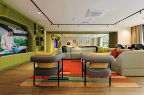 A modern living room with a sofa set, a television, and a colorful rug. - w* | Gorgeous 1BR in Cuauhtemoc w/ Pool (Ciudad de México)