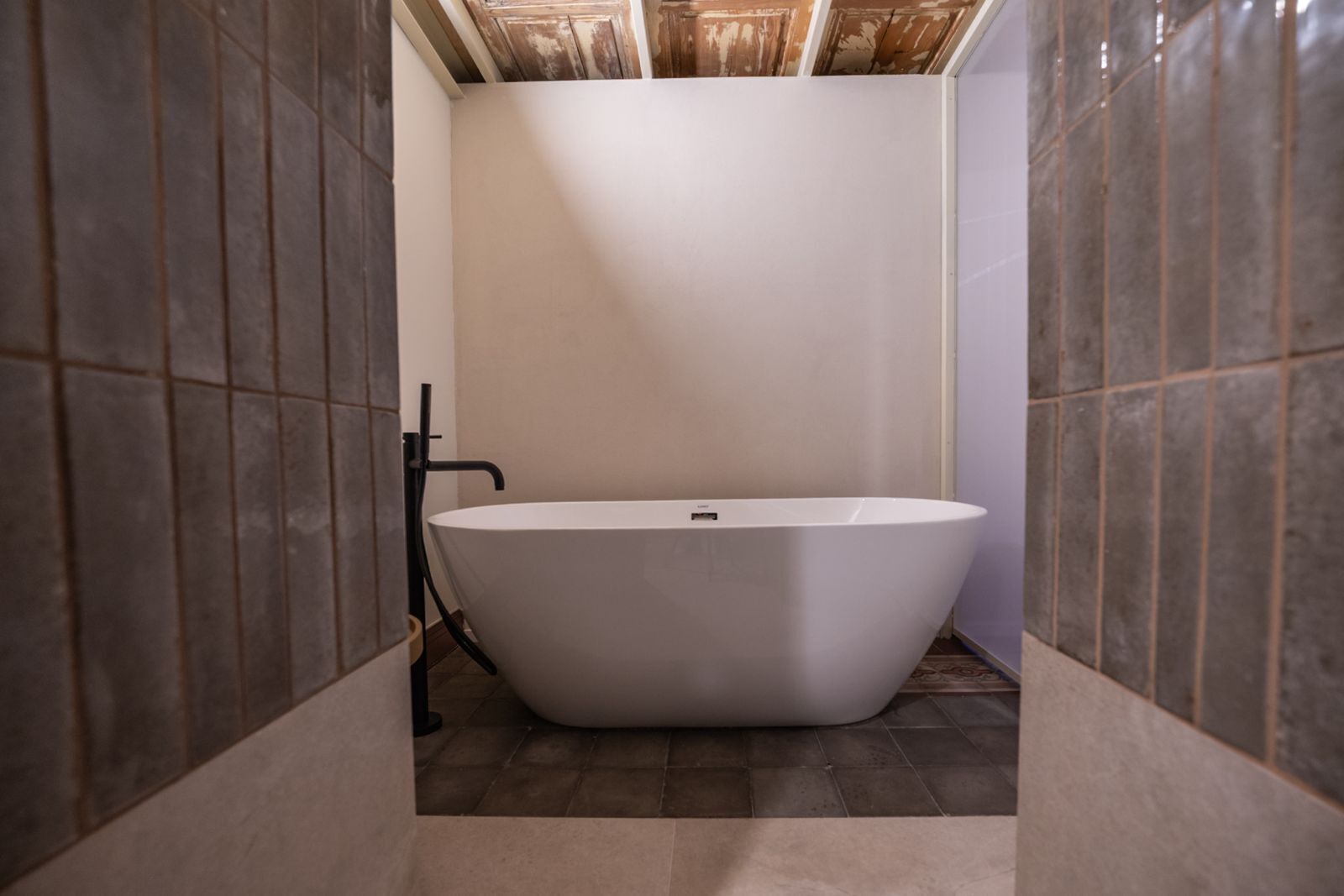 Een haardroger, een bidet, handdoeken, zeep