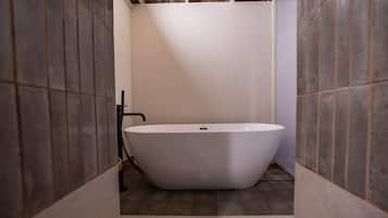 Haartrockner, Bidet, Handtücher, Seife