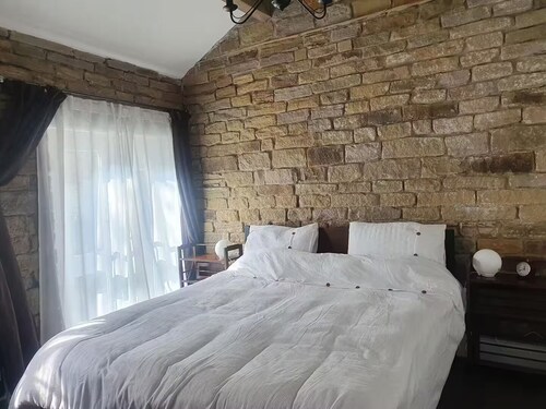 Edgerton coach house, Detached cottage in town, Spacious rustic charm