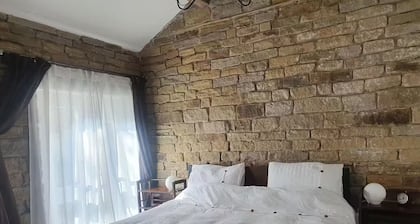 Edgerton coach house, Detached cottage in town, Spacious rustic charm