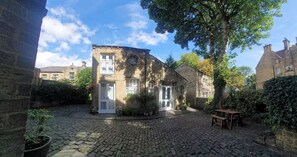 Exterior - Edgerton cottage, 1-bed detached coach house in town, Spacious rustic charm. (Huddersfield)