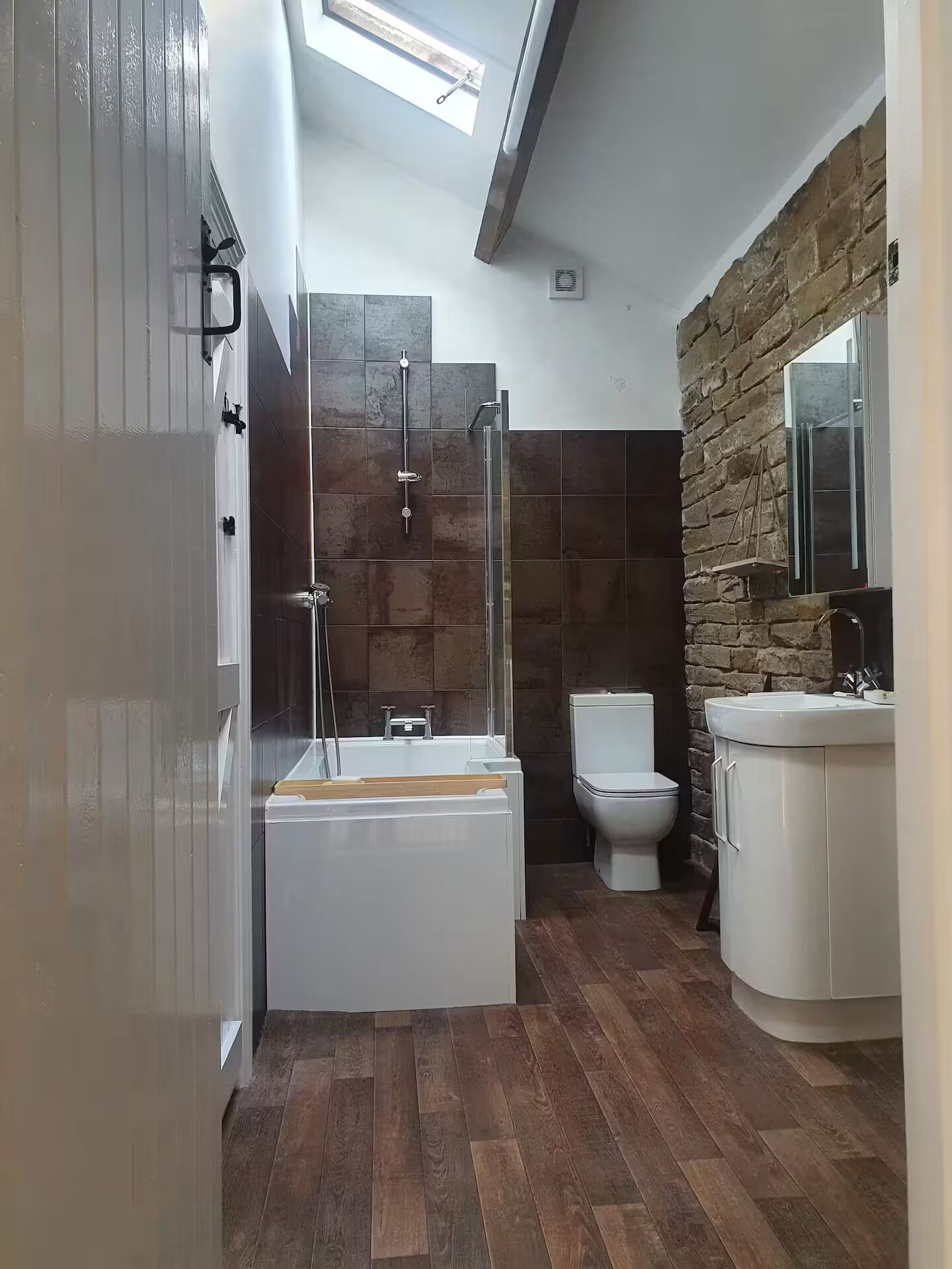 Douche, sèche-cheveux, serviettes fournies, savon