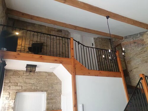 Edgerton coach house, Detached cottage in town, Spacious rustic charm