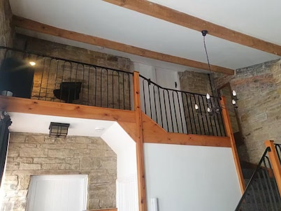 Edgerton cottage, 1-bed detached coach house in town, Spacious rustic charm.
