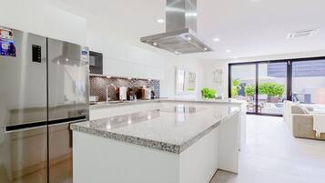 Kühlschrank, Mikrowelle, Ofen, Herdplatte