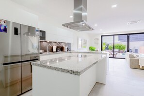 Kylskåp, mikrovågsugn, ugn och spishäll