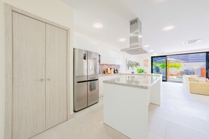 Fridge, microwave, oven, stovetop - Seas The Day – Modern 4BR Steps from Boca Catalina (Noord)