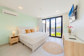 4 bedrooms, in-room safe, iron/ironing board, travel cot - Seas The Day – Modern 4BR Steps from Boca Catalina (Noord)