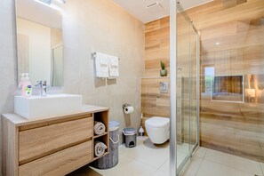 Bruser, hårtørrer, håndklæder, Shampoo