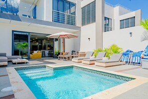 Outdoor pool - Seas The Day – Modern 4BR Steps from Boca Catalina (Noord)