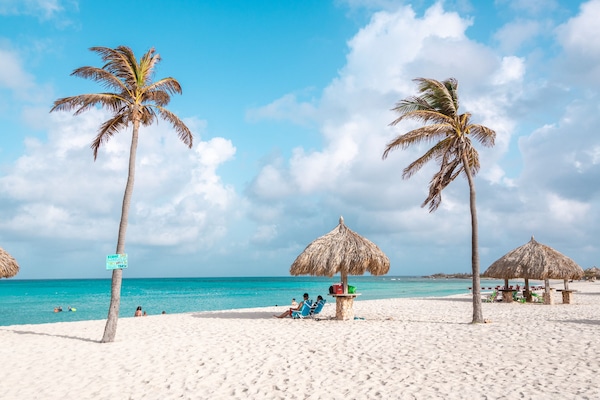 Nær stranden, solsenger og strandhåndklær