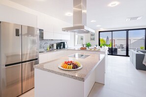 Kühlschrank, Mikrowelle, Ofen, Herdplatte