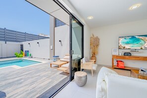 Een smart-tv en een stereo