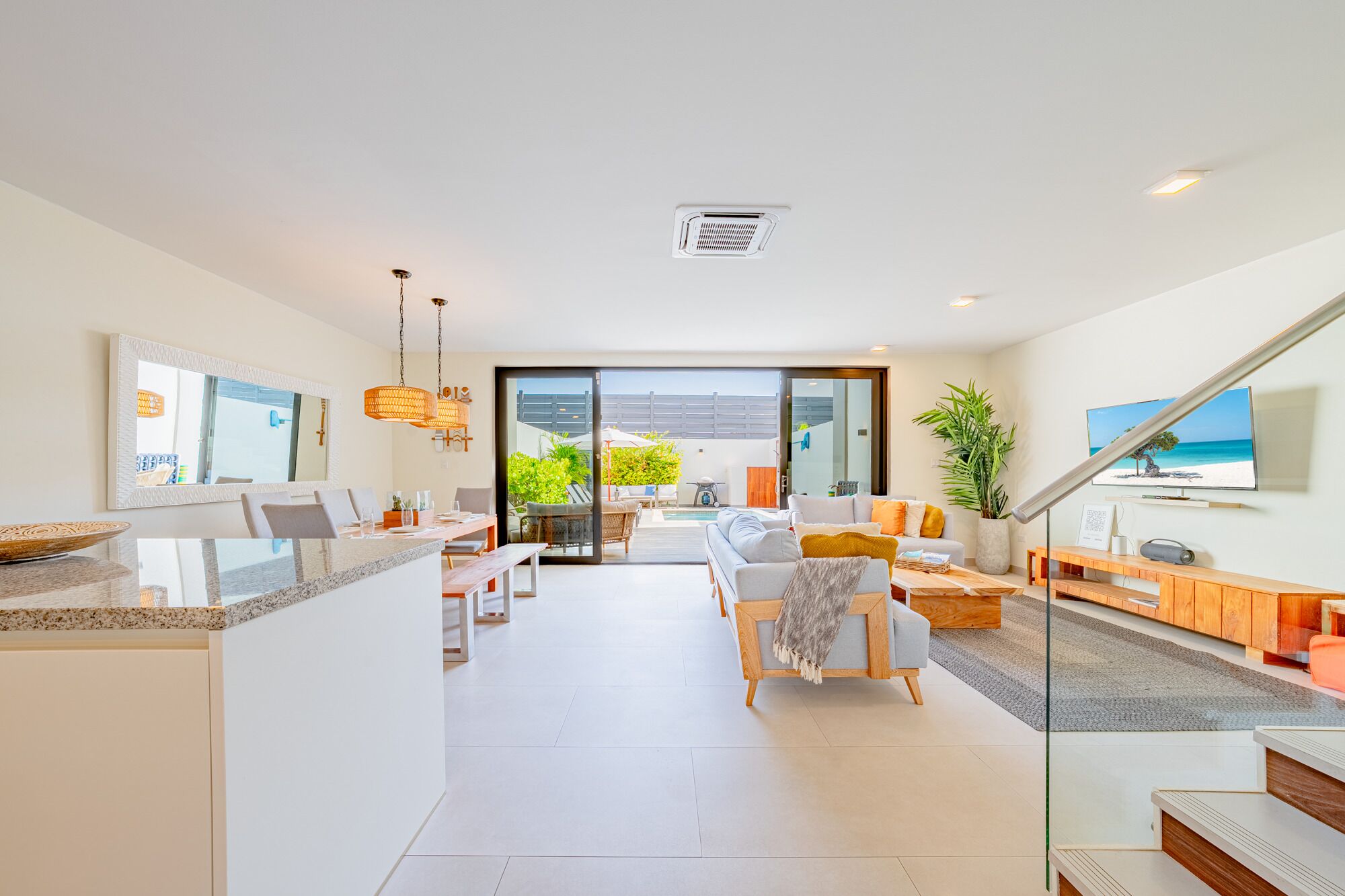 Een smart-tv en een stereo