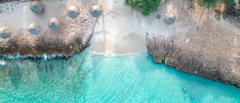 Una spiaggia nelle vicinanze, lettini da mare, teli da spiaggia