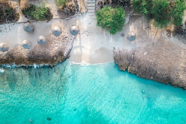 Beach nearby, sun loungers, beach towels
